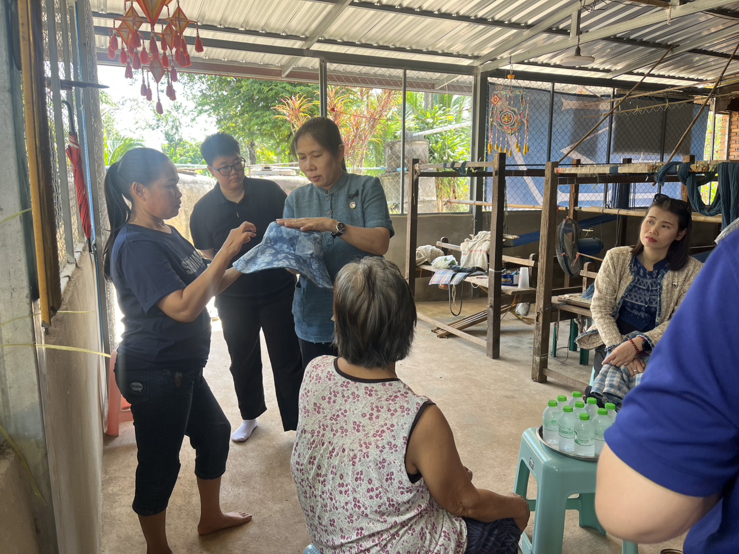  สำนักงานพัฒนาชุมชนอำเภอเมืองสกลนคร: ร่วมสนับสนุนและอำนวยความสะดวกการติดตามและการถ่ายทำคลิปวิดิโอตามโครงการพัฒนาศักยภาพบุคลากรและยกระดับสินค้า เพื่อรองรับการแข่งขันด้านการค้า การลงทุนของกลุ่มจังหวัดสนุก 