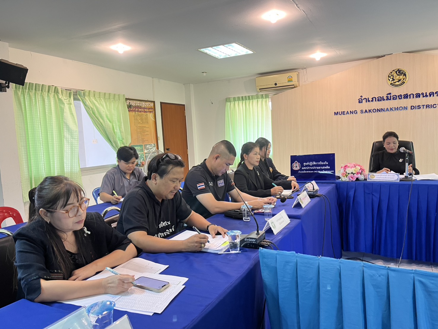 สำนักงานพัฒนาชุมชนอำเภอเมืองสกลนคร: ร่วมประชุมรับมอบนโยบายขับเคลื่อนการป้องกันและแก้ไขปัญหายาเสพติด แบบบูรณาการ Quick Big  Win