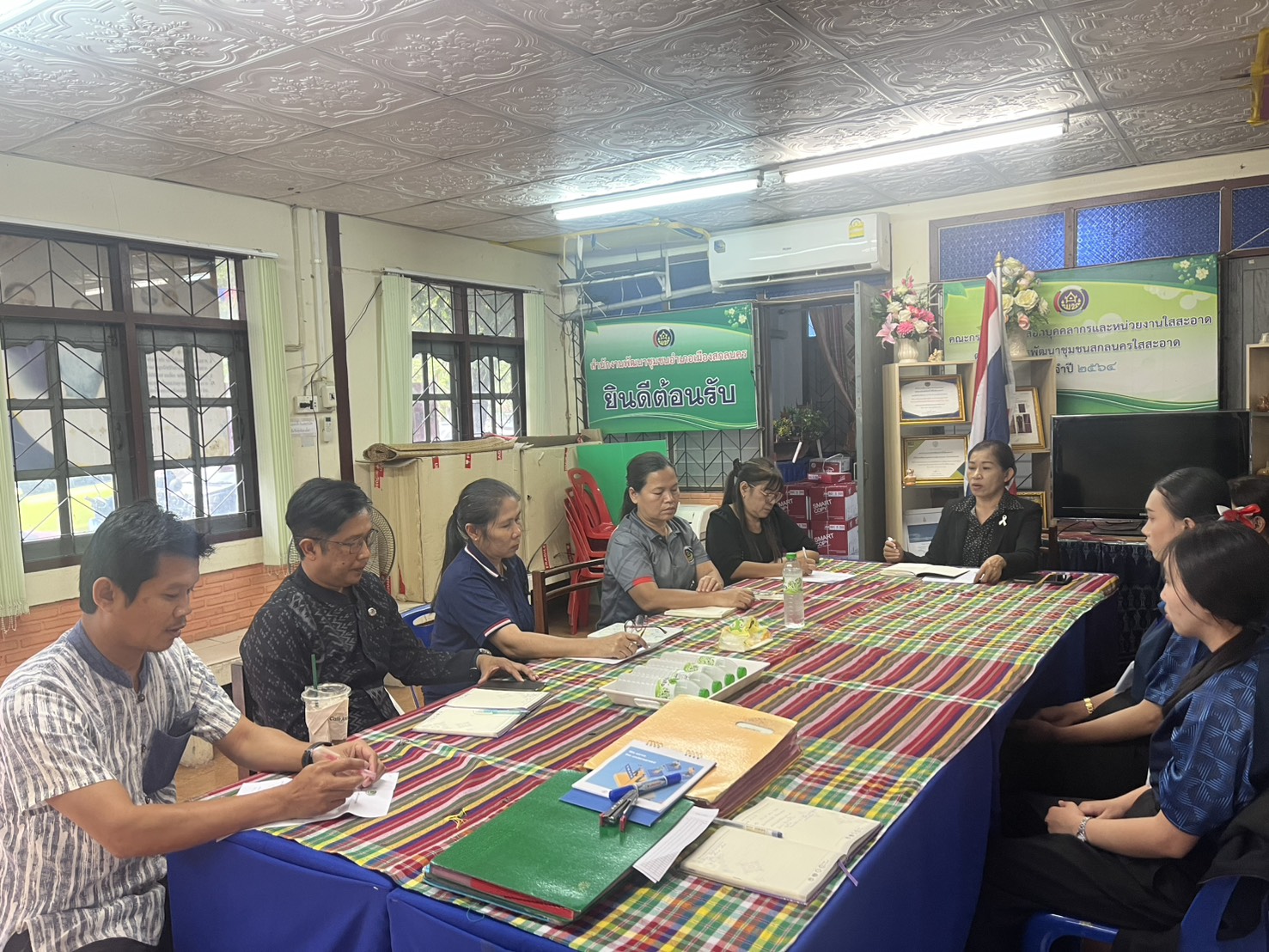 สำนักงานพัฒนาชุมชนอำเภอเมืองสกลนคร: ประชุมทีมงานสำนักงานพัฒนาชุมชนอำเภอเมืองสกลนคร และนักศึกษาฝึกประสบการณ์วิชาชีพ เพื่อขับเคลื่อนงานพัฒนาชุมชน