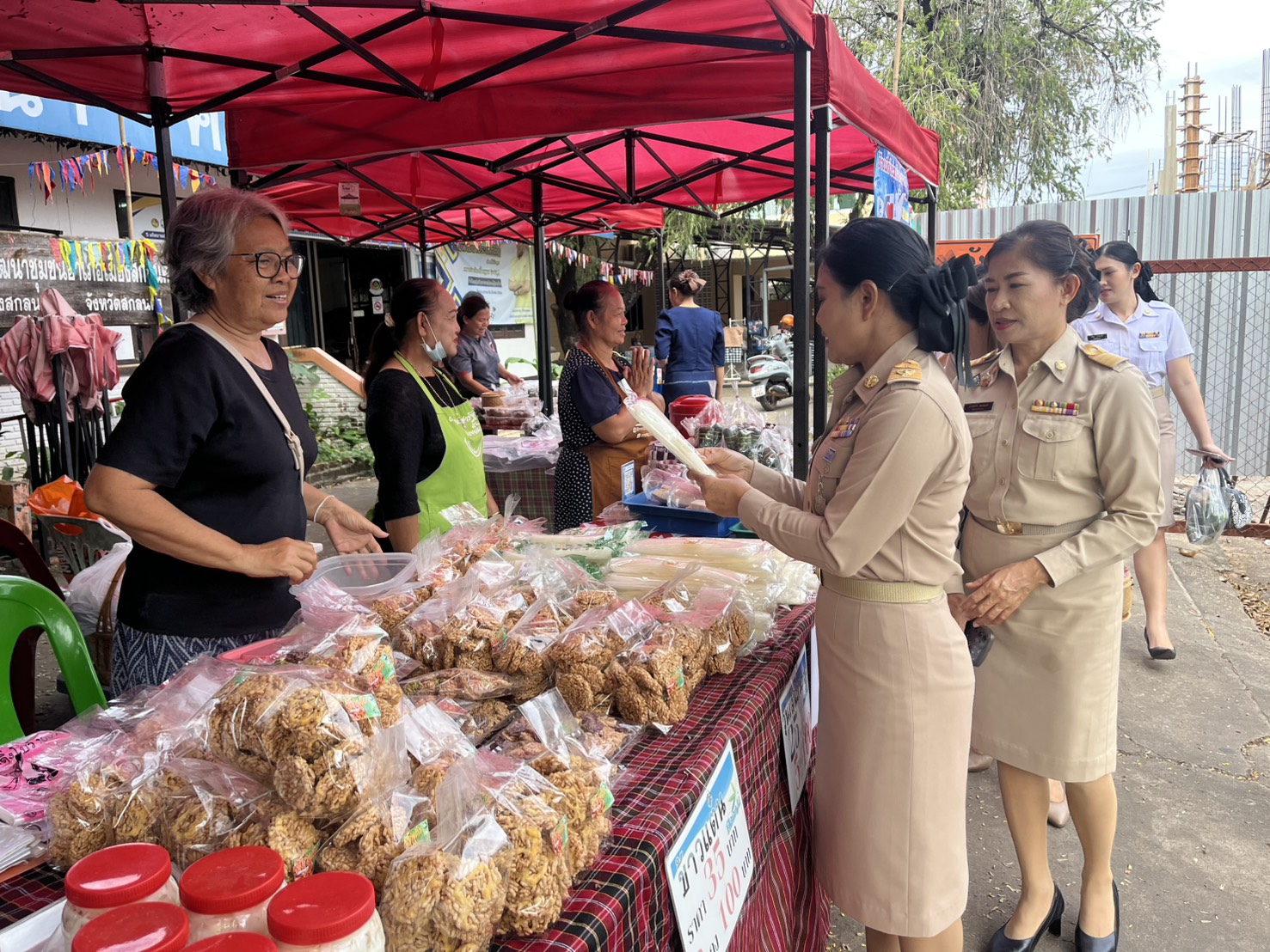 สำนักงานพัฒนาชุมชนอำเภอเมืองสกลนคร: ร่วมกิจกรรม ตลาดนัดวิถีพอเพียง โครงการ 1 อำเภอ 1 เดือน 1 ตลาดพอเพียง