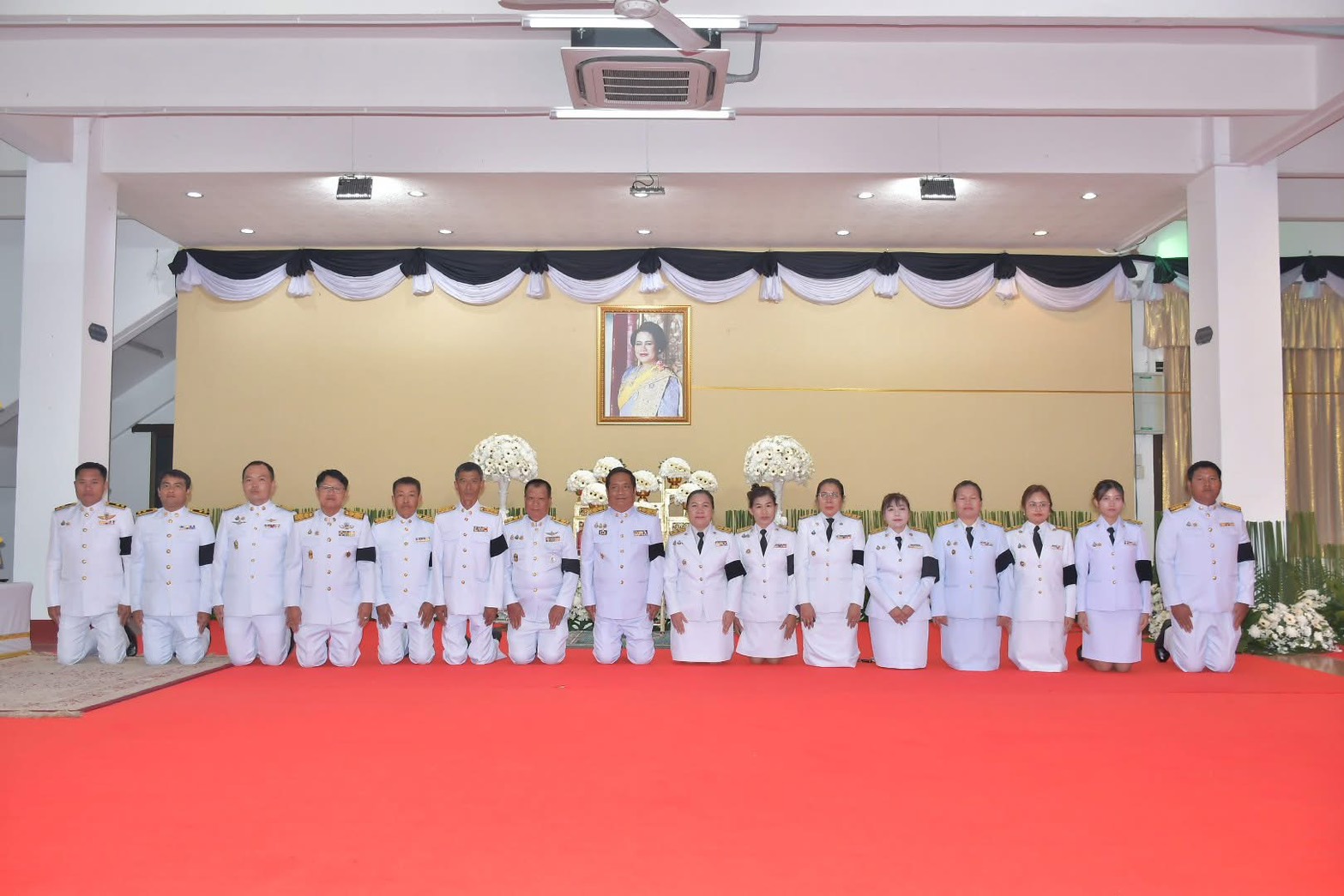 สำนักงานพัฒนาชุมชนอำเภอเมืองสกลนคร: ร่วมพิธีบำเพ็ญพระราชกุศลสวดพระอภิธรรม สมเด็จพระบรมราชชนนีพันปีหลวง