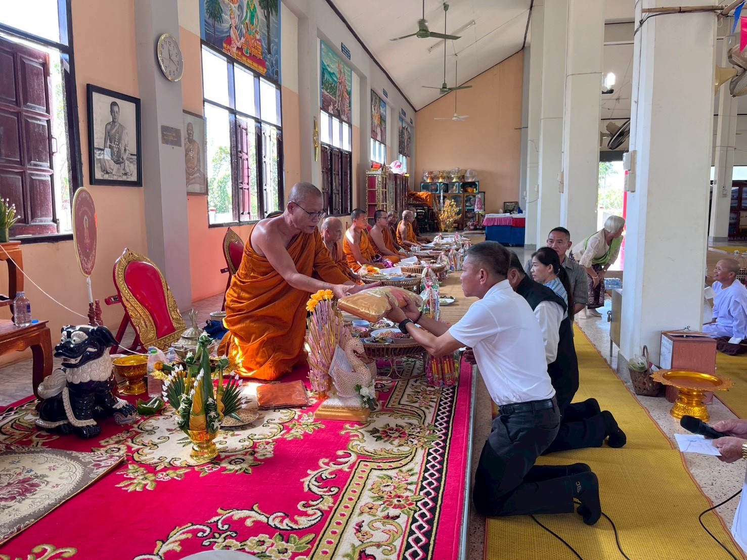  สำนักงานพัฒนาชุมชนอำเภอเมืองสกลนคร: ร่วมทอดผ้าป่าสามัคคีและบุญประทายข้าวเปลือก ประจำปี 2568 ของชมรมอาสาพัฒนาชุมชนอำเภอเมืองสกลนคร