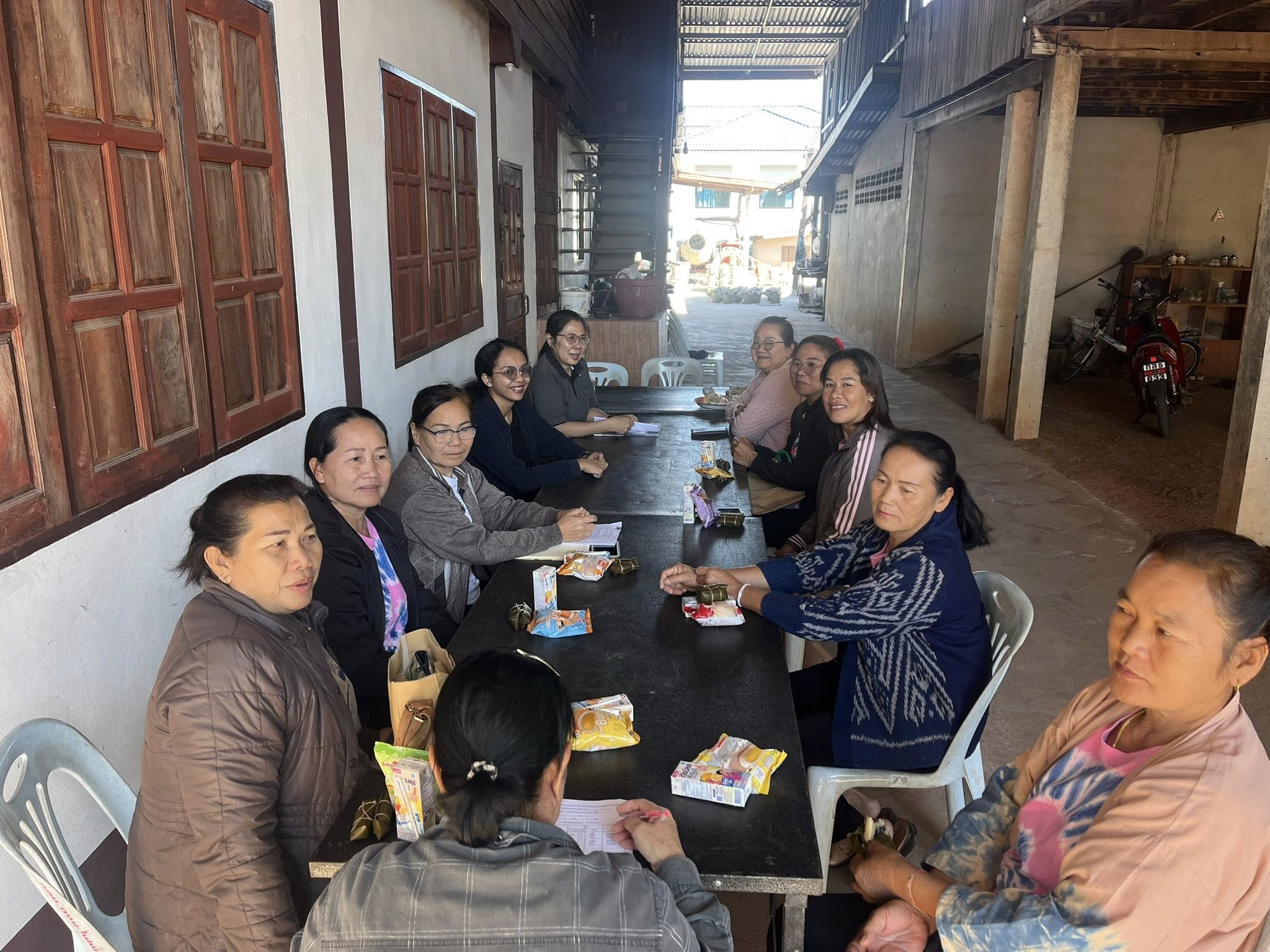 สำนักงานพัฒนาชุมชนอำเภอเมืองสกลนคร: ร่วมประชุมคณะทำงานขับเคลื่อนกองทุนพัฒนาบทบาทสตรี เทศบาลตำบลดงมะไฟ