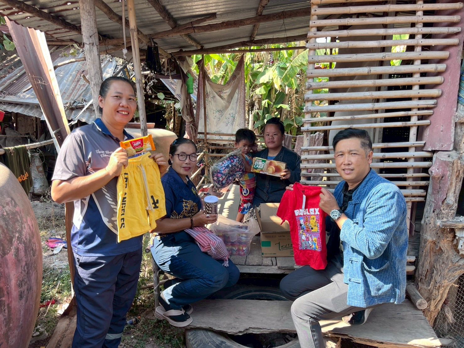 สำนักงานพัฒนาชุมชนอำเภอเมืองสกลนคร: ส่งมอบของขวัญให้กับครัวเรือนเป้าหมาย