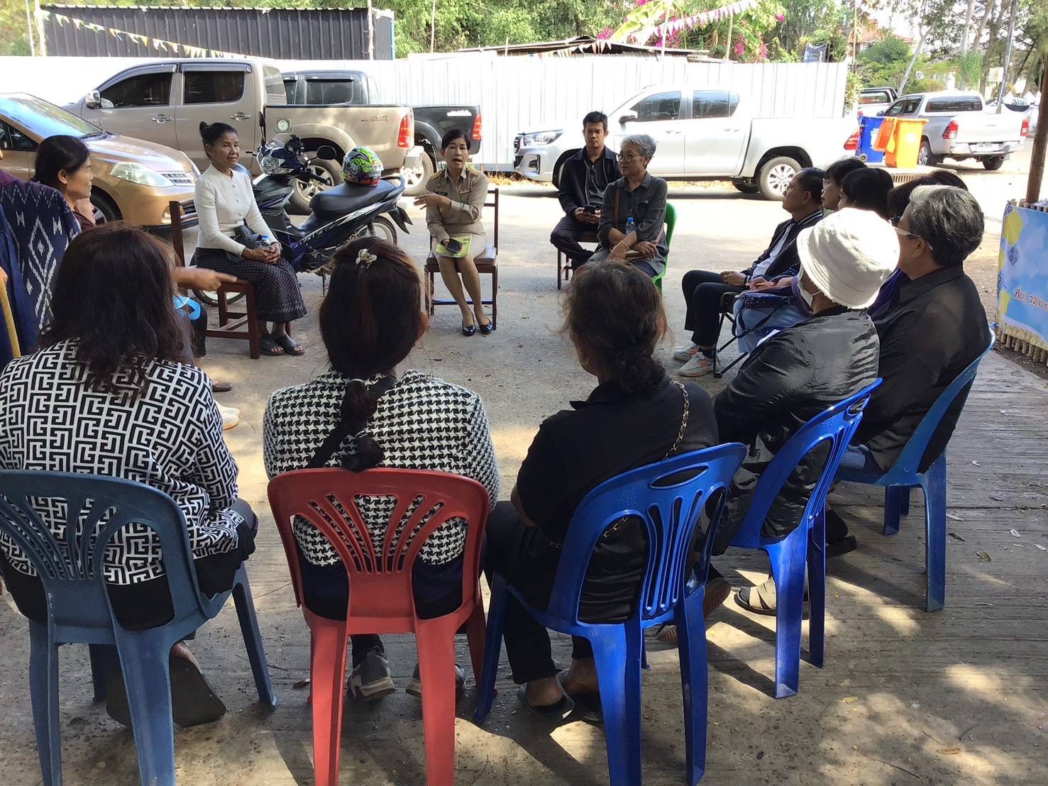 สำนักงานพัฒนาชุมชนอำเภอเมืองสกลนคร: จัดประชุมการจัดจำหน่ายสินค้าใน “ตลาดออนซอนของดีเมืองสกล”