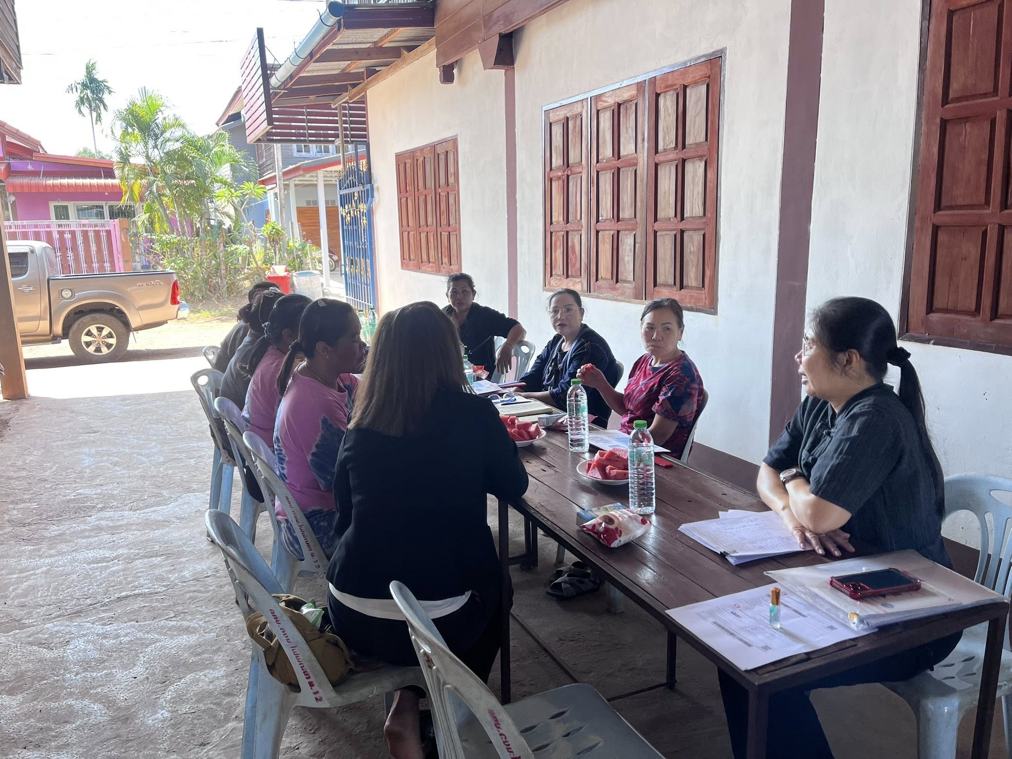 สำนักงานพัฒนาชุมชนอำเภอเมืองสกลนคร: ร่วมประชุมคณะทำงานขับเคลื่อนกองทุนพัฒนาบทบาทสตรีเทศบาลตำบลดงมะไฟ