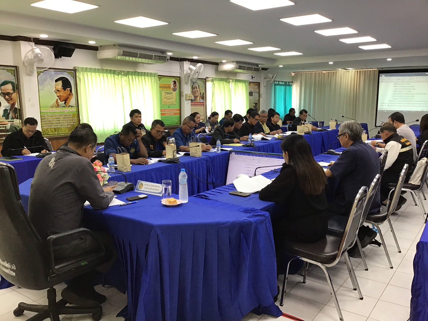 สำนักงานพัฒนาชุมชนอำเภอเมืองสกลนคร: จัดประชุมเชิงปฏิบัติการส่งเสริมการบูรณาการกลไกการขับเคลื่อนการขจัดความยากจน (ศจพ.อ.)