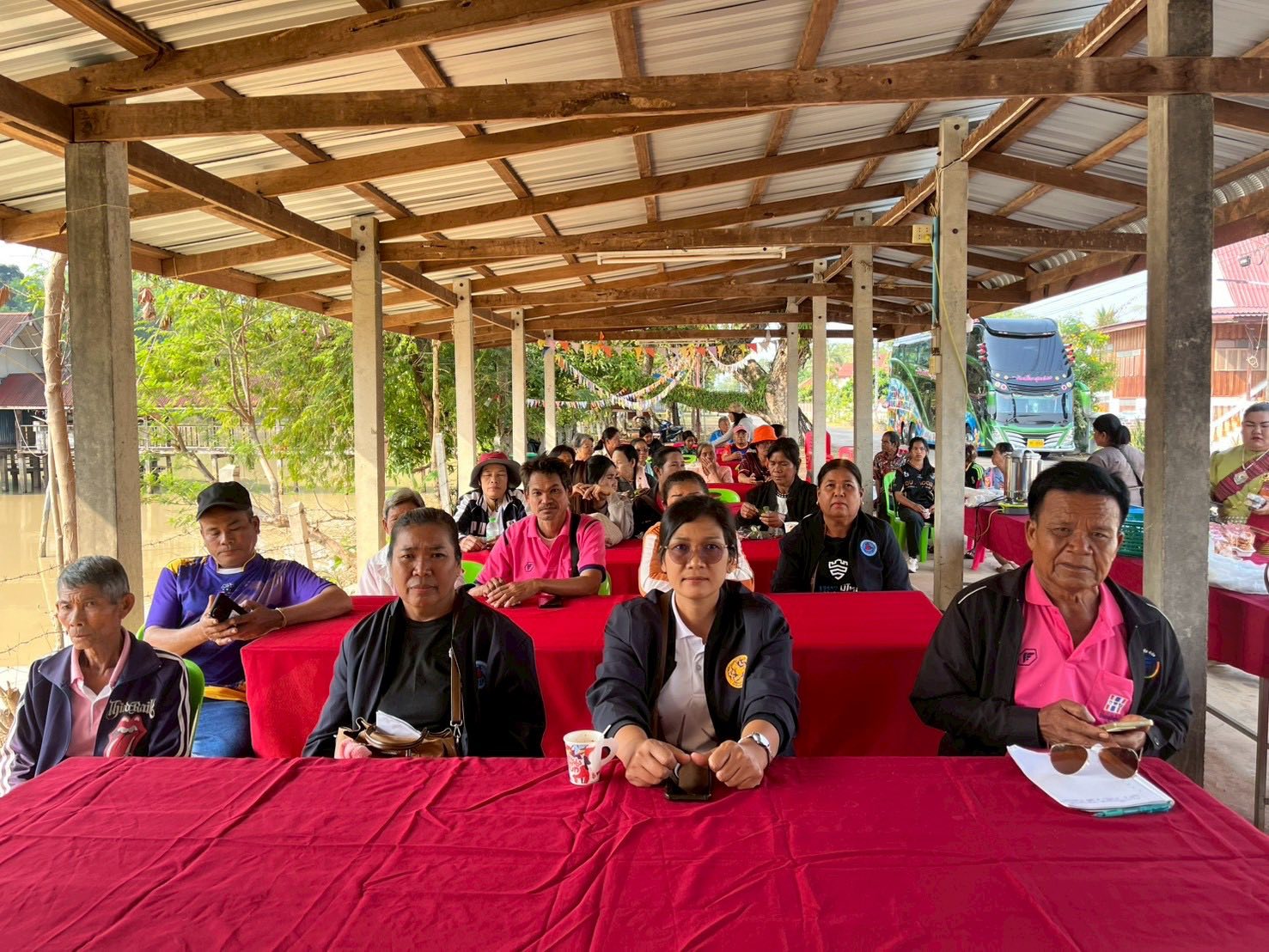 สำนักงานพัฒนาชุมชนอำเภอเมืองสกลนคร: ร่วมต้อนรับคณะกรรมการและสมาชิกกองทุนหมู่บ้าน (กทบ.) บ้านกลุ่มสูง หมู่ที่ 9 ต.ตะโกทอง อ.ซับใหญ่ จ.ชัยภูมิ ที่มาศึกษาดูงาน กองทุนหมู่บ้านดีเด่น อำเภอเมืองสกลนคร