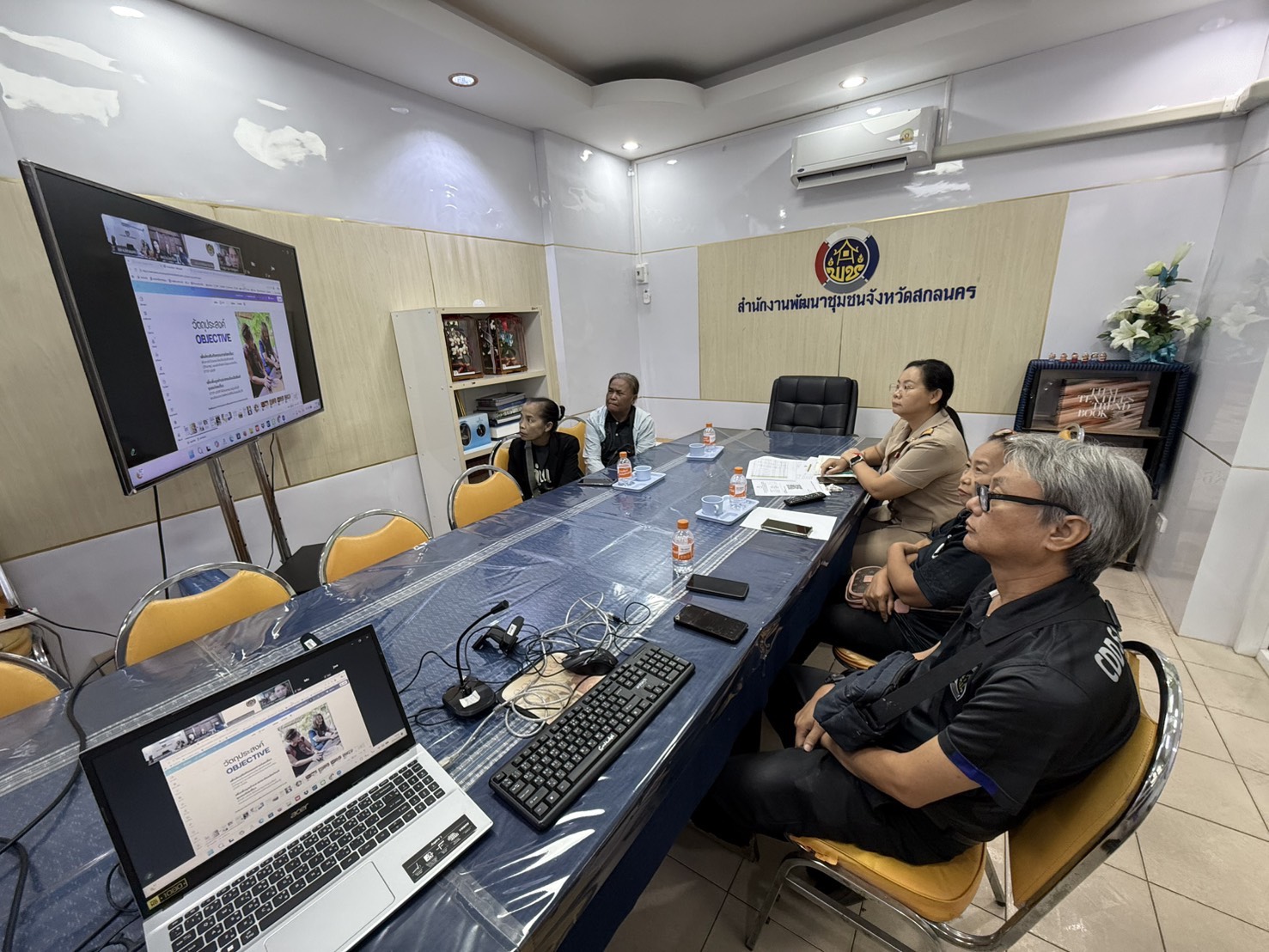 สำนักงานพัฒนาชุมชนอำเภอเมืองสกลนคร: ร่วมประชุมรับฟังการชี้แจงการดำเนินการโครงการส่งเสริมการท่องเที่ยวเชิงสร้างสรรค์