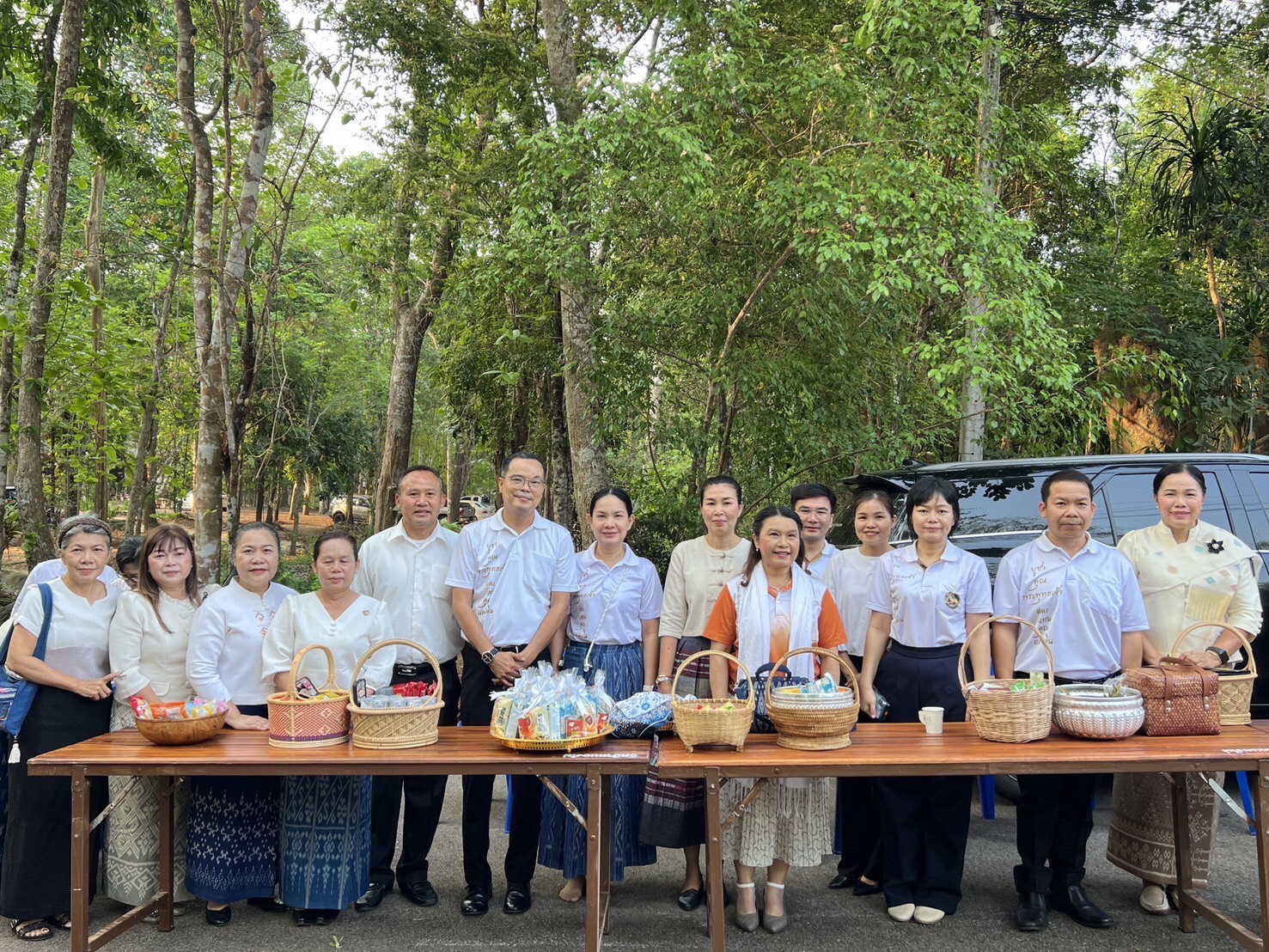 สำนักงานพัฒนาชุมชนอำเภอเมืองสกลนคร: ร่วมพิธีทำบุญตักบาตร ถวายภัตตาหารเช้าแด่พระสงฆ์ และทอดผ้าป่าสามัคคี  สมทบทุนสร้างบ้าน “ตุ้มโฮม ปันสุข” เพื่อมอบให้แก่กลุ่มเปราะบางยากไร้