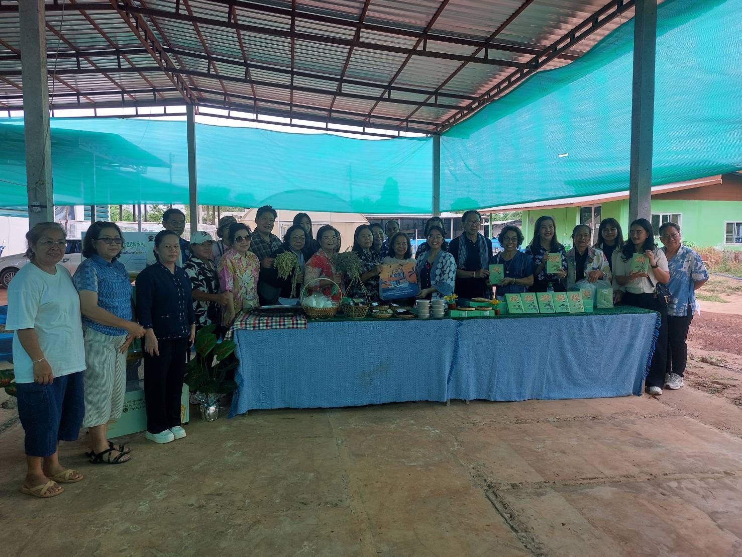 สำนักงานพัฒนาชุมชนอำเภอเมืองสกลนคร: ร่วมต้อนรับคณะกรรมการเครือข่ายกลุ่มอาชีพ และผู้ผลิต ผู้ประกอบการหนึ่งตำบล หนึ่งผลิตภัณฑ์ จังหวัดชลบุรี