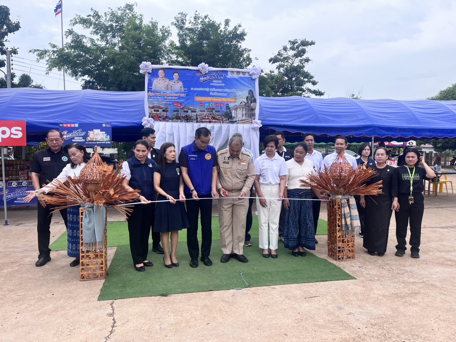 สำนักงานพัฒนาชุมชนอำเภอเมืองสกลนคร: ร่วม  Kick-off โครงการ “ไทยช่วยไทย” ลดภาระ ลดค่าครองชีพ