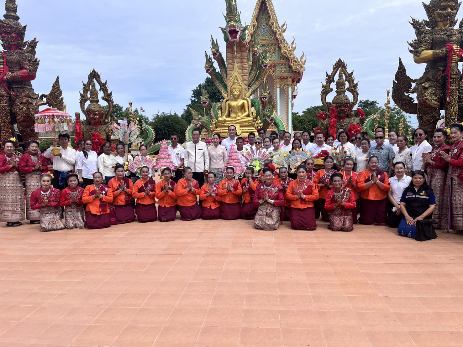 สำนักงานพัฒนาชุมชนอำเภอเมืองสกลนคร: ร่วมพิธีทอดผ้าป่าสามัคคี และถวายภัตตาหารเพล อำเภอเมืองสกลนคร สมทบทุนสร้างบ้าน “ตุ้มโฮม ปันสุข” เพื่อมอบให้แก่กลุ่มเปราะบางยากไร้