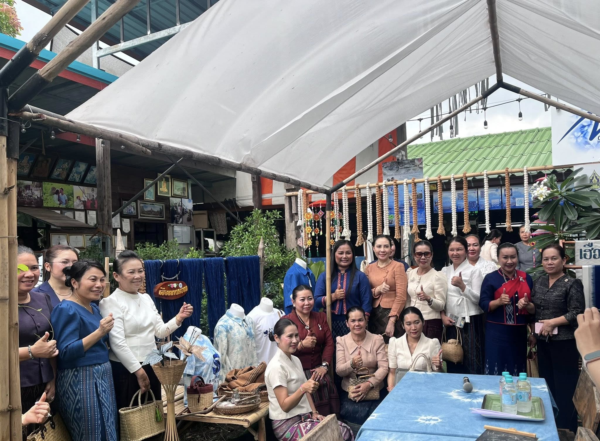 สำนักงานพัฒนาชุมชนอำเภอเมืองสกลนคร: ร่วมต้อนรับคณะภริยาเลขาธิการบริหารพรรคแขวง ผู้บริหารแขวง และนักธุรกิจสตรีแขวงคำม่วน สาธารณรัฐประชาธิปไตยประชาชนลาว