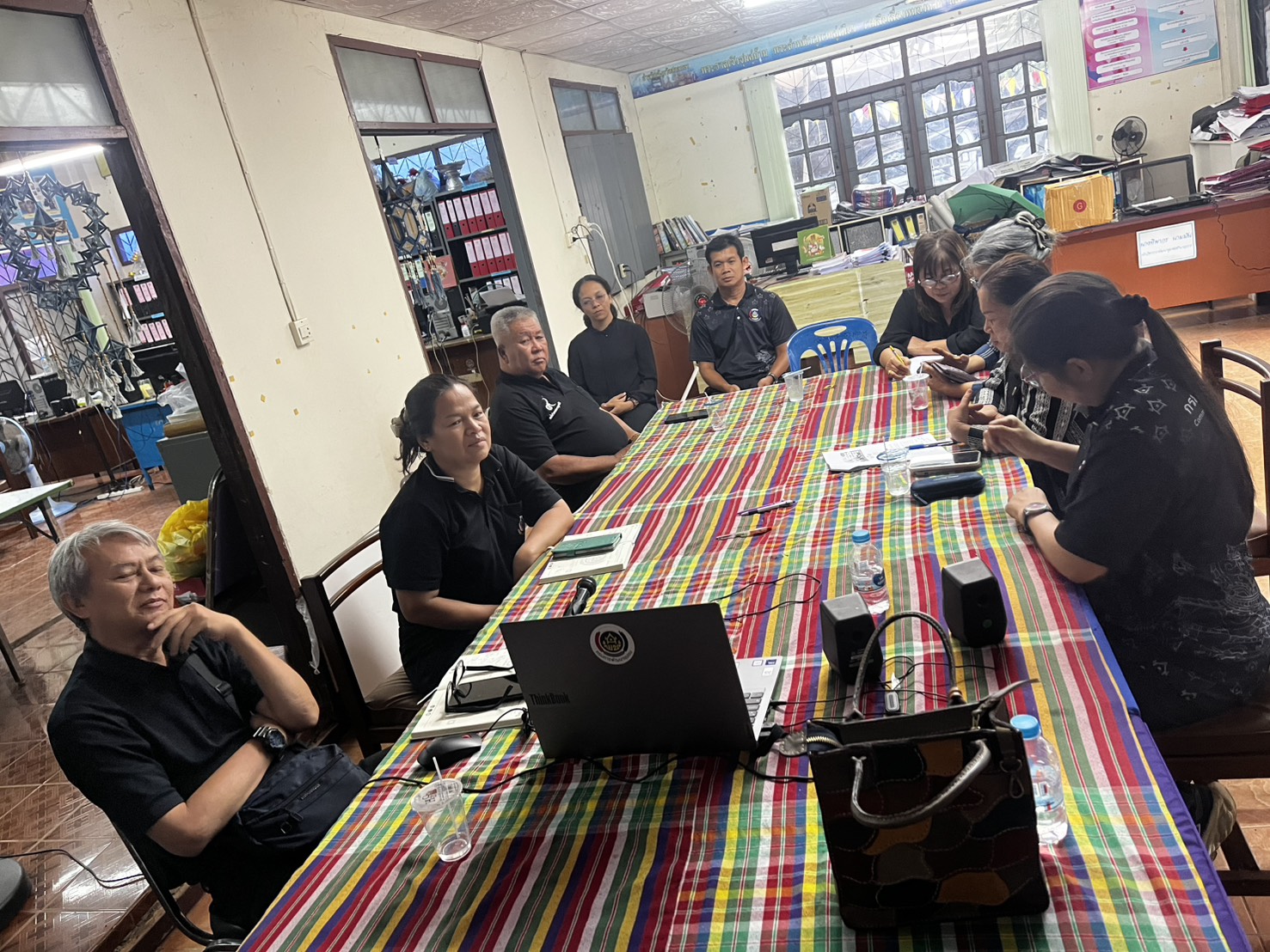 สำนักงานพัฒนาชุมชนอำเภอเมืองสกลนคร: ร่วมประชุมชี้แจงแนวทางการดำเนินงานโครงการบูรณาการสนับสนุนให้ความช่วยเหลือครัวเรือนยากจน "ไหใหญ่ล้น ไหเล็กไม่เต็ม พลัส"