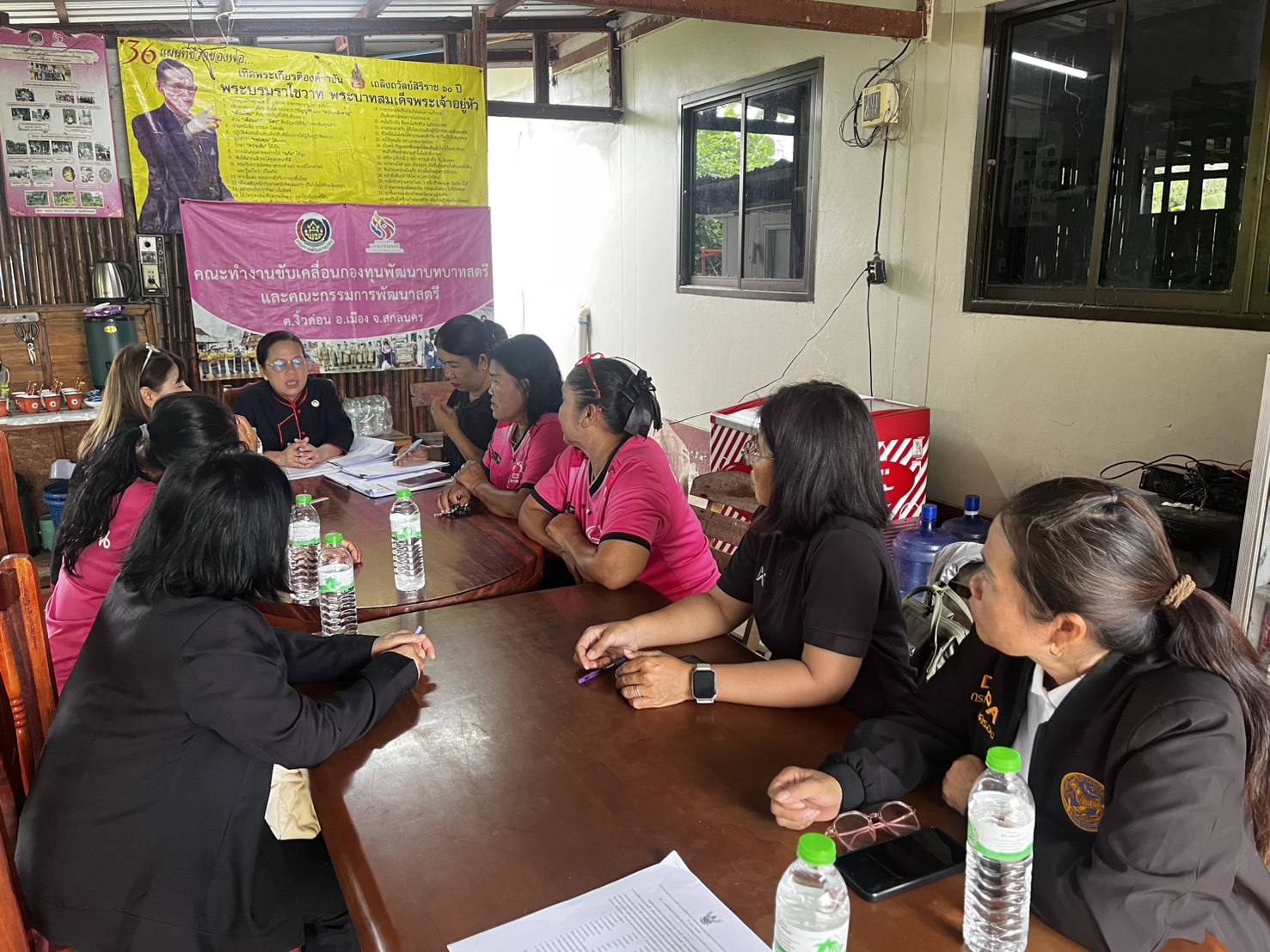 สำนักงานพัฒนาชุมชนอำเภอเมืองสกลนคร: ร่วมประชุมคณะทำงานขับเคลื่อนกองทุนพัฒนาบทบาทสตรีตำบลงิ้วด่อน
