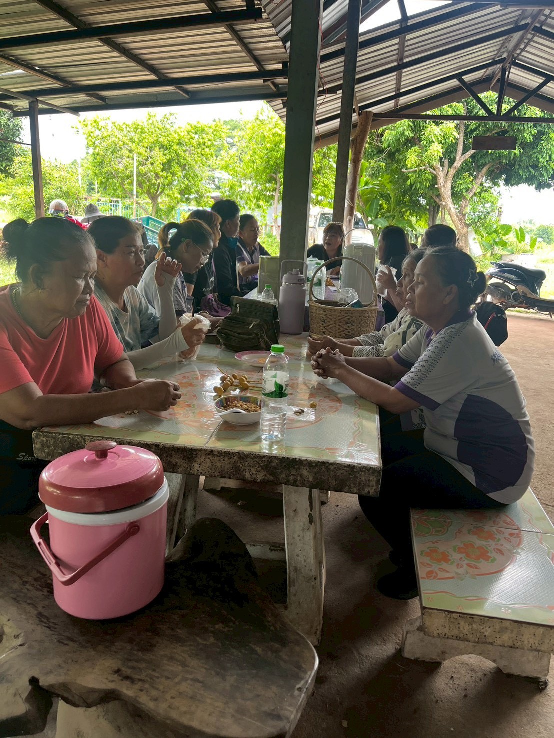 สำนักงานพัฒนาชุมชนอำเภอเมืองสกลนคร: ร่วมประชุมคณะทำงานขับเคลื่อนกองทุนพัฒนาบทบาทสตรีตำบลธาตุนาเวง