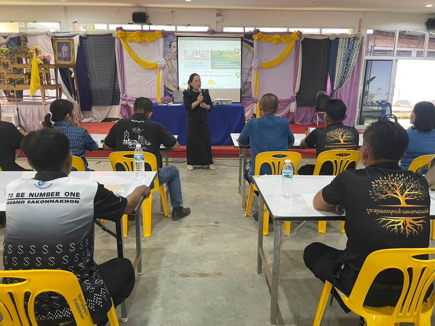 สำนักงานพัฒนาชุมชนอำเภอเมืองสกลนคร: ดำเนินการโครงการประชุมเพิ่มศักยภาพคณะกรรมการเครือข่ายกองทุนชุมชนขับเคลื่อนกลุ่มออมทรัพย์เพื่อการผลิต ระดับอำเภอ