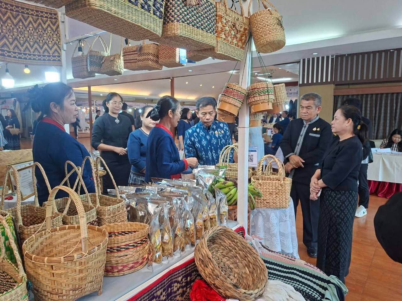 สำนักงานพัฒนาชุมชนอำเภอเมืองสกลนคร: ร่วมจัดแสดงผลสำเร็จการพัฒนาคุณภาพชีวิตของประชาชน ประจำปี 2569