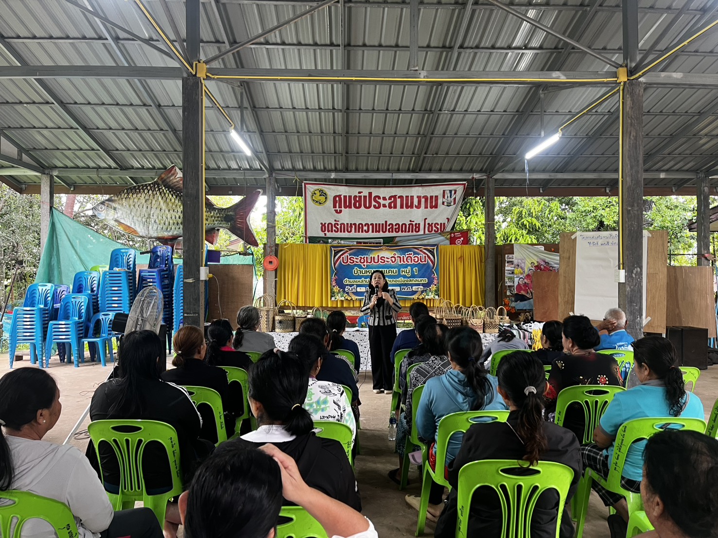 สำนักงานพัฒนาชุมชนอำเภอเมืองสกลนคร: ดำเนินการโครงการศูนย์จัดการกองทุนชุมชนบริหารจัดการหนี้ “สำนึกดี แผนดี บริหารหนี้ได้”
