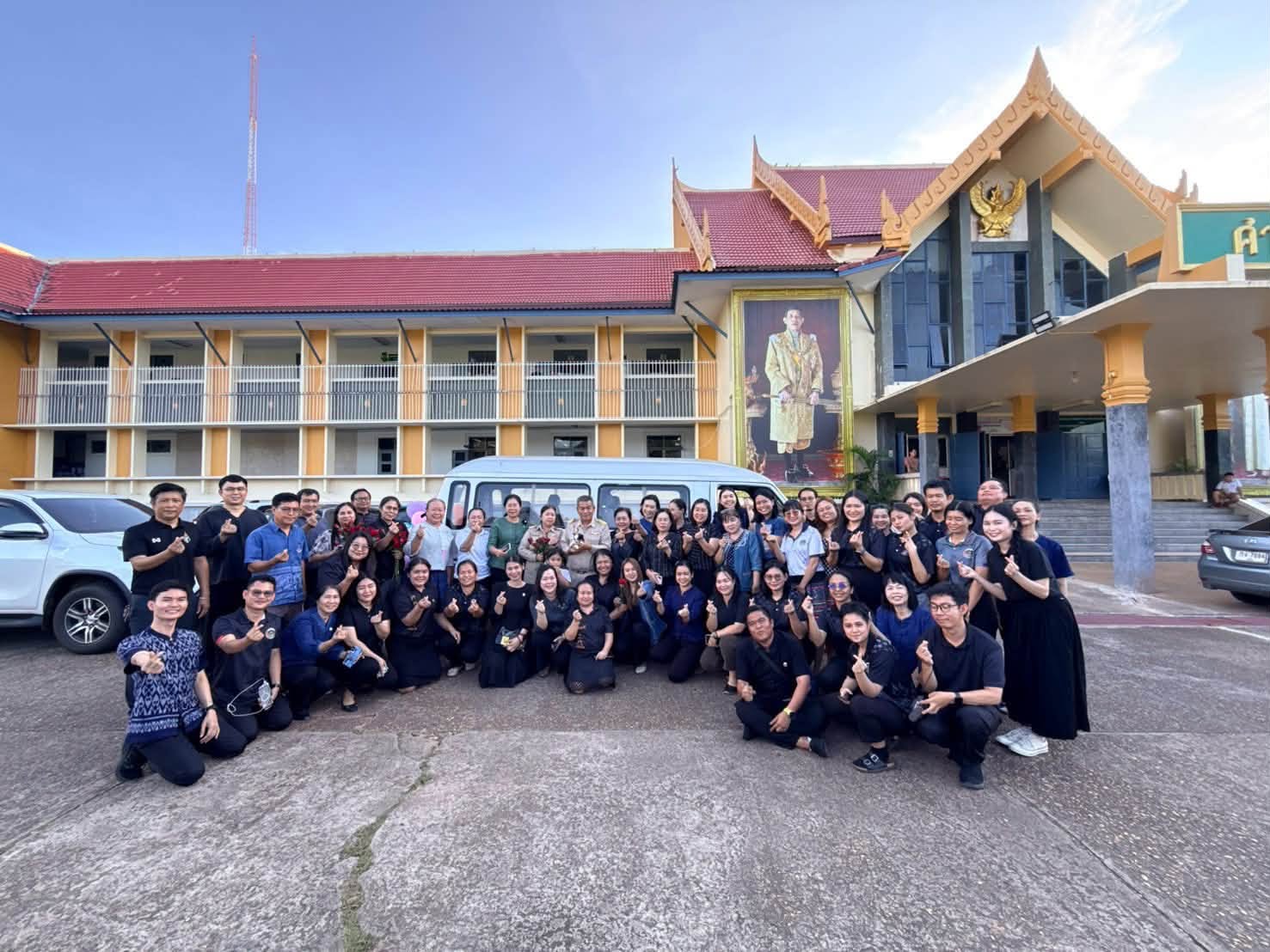 สำนักงานพัฒนาชุมชนอำเภอเมืองสกลนคร: ร่วมส่งความอบอุ่นวันอำลา มอบดอกกุหลาบแทนใจ ส่งกำลังใจผู้เกษียณอายุราชการ