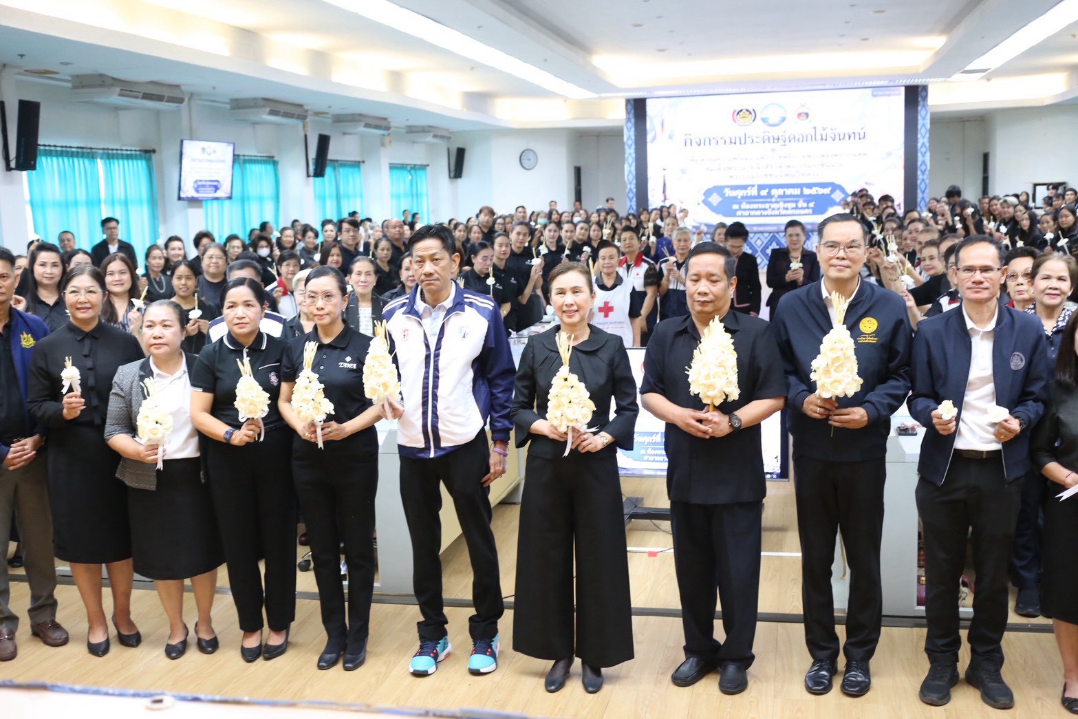 สำนักงานพัฒนาชุมชนอำเภอเมืองสกลนคร: ร่วมจัดทำดอกไม้จันทน์ “ดอกอินทนิลน้ำ”  เพื่อเตรียมความพร้อมงานพระราชพิธีถวายพระเพลิงพระบรมศพ สมเด็จพระนางเจ้าสิริกิติ์ พระบรมราชินีนาถ พระบรมราชชนนีพันปีหลวง