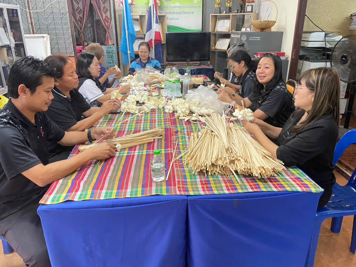 สำนักงานพัฒนาชุมชนอำเภอเมืองสกลนคร: จัดทำดอกไม้จันทน์
