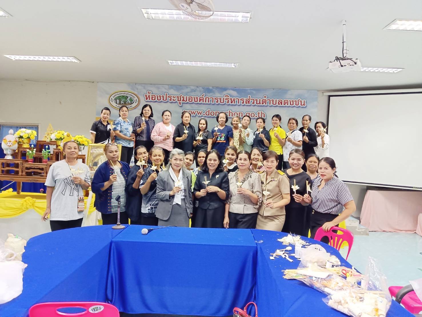 สำนักงานพัฒนาชุมชนอำเภอเมืองสกลนคร: รวมพลังสตรีถ่ายทอดทักษะการประดิษฐ์ดอกไม้จันทน์ เพื่อถวายเป็นพระราชกุศลแด่สมเด็จพระนางเจ้าสิริกิติ์ พระบรมราชินีนาถ พระบรมราชชนนีพันปีหลวง 