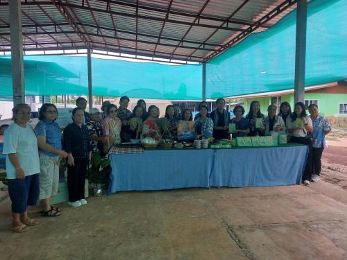 สำนักงานพัฒนาชุมชนอำเภอเมืองสกลนคร: ร่วมต้อนรับคณะกรรมการเครือข่ายกลุ่มอาชีพ และผู้ผลิต ผู้ประกอบการหนึ่งตำบล หนึ่งผลิตภัณฑ์ จังหวัดชลบุรี