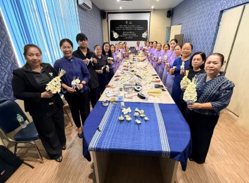 สำนักงานพัฒนาชุมชนอำเภอเมืองสกลนคร: ร่วมจัดทำดอกไม้จันทน์ “ดอกอินทนิลน้ำ” เตรียมความพร้อมพิธีถวายดอกไม้จันทน์