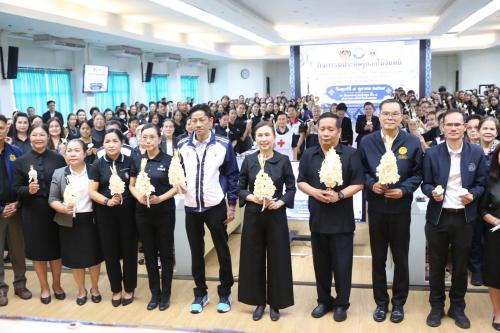 สำนักงานพัฒนาชุมชนอำเภอเมืองสกลนคร: ร่วมจัดทำดอกไม้จันทน์ “ดอกอินทนิลน้ำ”  เพื่อเตรียมความพร้อมงานพระราชพิธีถวายพระเพลิงพระบรมศพ สมเด็จพระนางเจ้าสิริกิติ์ พระบรมราชินีนาถ พระบรมราชชนนีพันปีหลวง