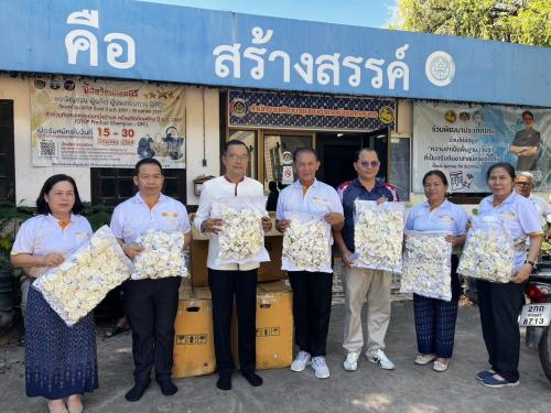 สำนักงานพัฒนาชุมชนอำเภอเมืองสกลนคร: รับมอบดอกไม้จันทน์ เพื่อเตรียมความพร้อมงานพระราชพิธีถวายพระเพลิงพระบรมศพ สมเด็จพระนางเจ้าสิริกิติ์ พระบรมราชินีนาถ พระบรมราชชนนีพันปีหลวง