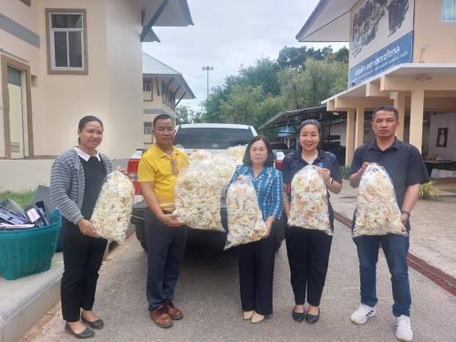สำนักงานพัฒนาชุมชนอำเภอเมืองสกลนคร: รับมอบดอกไม้จันทน์ เพื่อเตรียมความพร้อมงานพระราชพิธีถวายพระเพลิงพระบรมศพ สมเด็จพระนางเจ้าสิริกิติ์ พระบรมราชินีนาถ พระบรมราชชนนีพันปีหลวง
